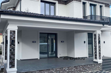 Декоративный кирпич Лион 465 в отделке загородного дома