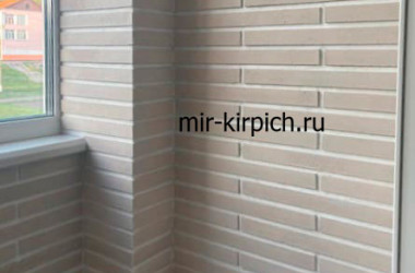 Ригельный декоративный кирпич Ванкувер 404 на балконе