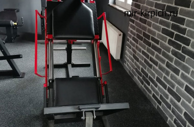 Декоративный кирпич Loft Black & Graphite в отделке тренажерного зала
