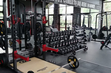 Декоративный кирпич Loft Black & Graphite в отделке тренажерного зала