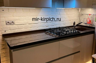 Декоративный кирпич Loft Ivory на кухне с подсветкой