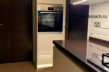 Декоративный кирпич Loft Ivory на кухне с подсветкой Декоративный кирпич Loft Ivory на кухне с подсветкой