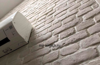 Отделка лестничного пролета декоративным кирпичом Loft White