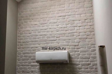 Отделка лестничного пролета декоративным кирпичом Loft White