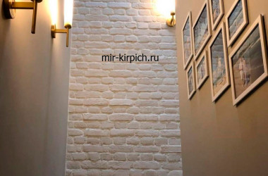 Отделка лестничного пролета декоративным кирпичом Loft White