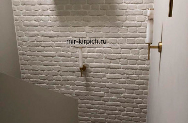 Отделка лестничного пролета декоративным кирпичом Loft White