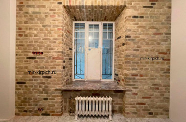 Комната в стиле Loft с декоративным кирпичом Сестра