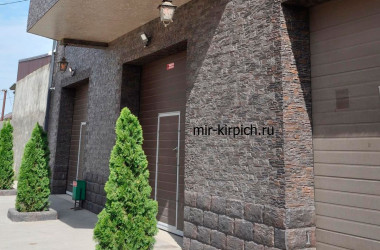 Декоративный камень Каскада 351-60 на фасаде здания