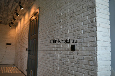 Гипсовый кирпич Антик Белая скала в интерьере квартиры