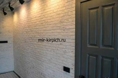 Гипсовый кирпич Антик Белая скала в интерьере квартиры