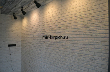 Гипсовый кирпич Антик Белая скала в интерьере квартиры