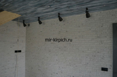 Гипсовый кирпич Антик Белая скала в интерьере квартиры
