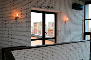 Гипсовый кирпич Антик Белый в отделке двухуровневой спальни