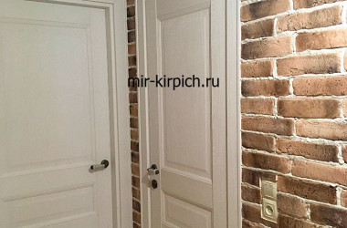 Гипсовый кирпич Монастырский Аликанте в интерьере коридора