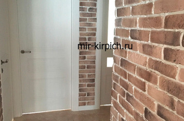 Гипсовый кирпич Монастырский Аликанте в интерьере коридора