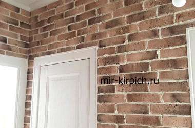 Гипсовый кирпич Монастырский Аликанте в интерьере коридора