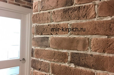 Гипсовый кирпич Монастырский Аликанте в интерьере коридора