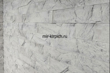 Гипсовый камень Уральский скол Белая скала на балконе