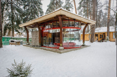 Разноразмерный камень Морэй 527-80 в отделке беседки