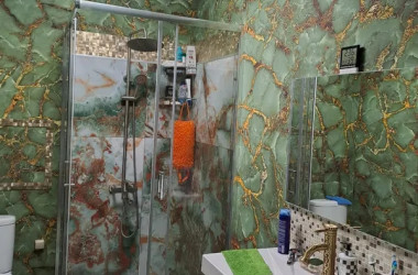 Гибкий мрамор Оникс персидский в интерьере ванной комнаты